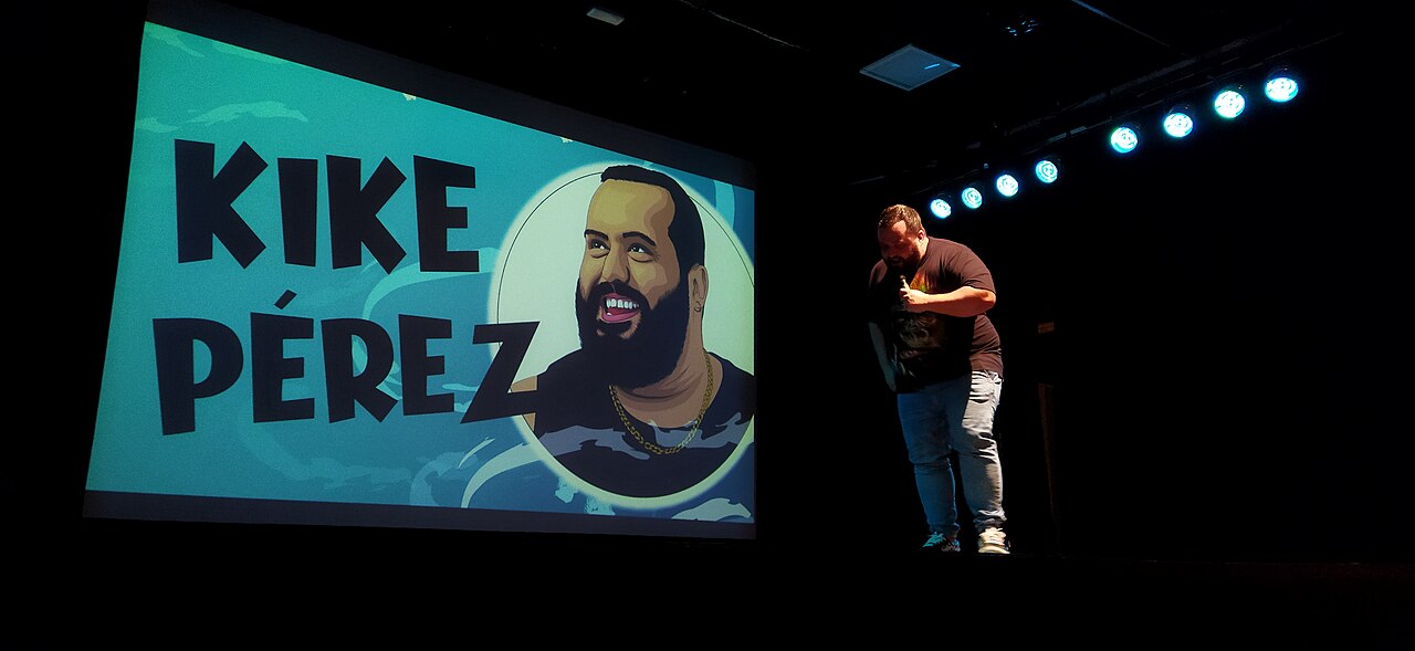 Canarian comedian Kike Pérez performing a stand-up monólogo